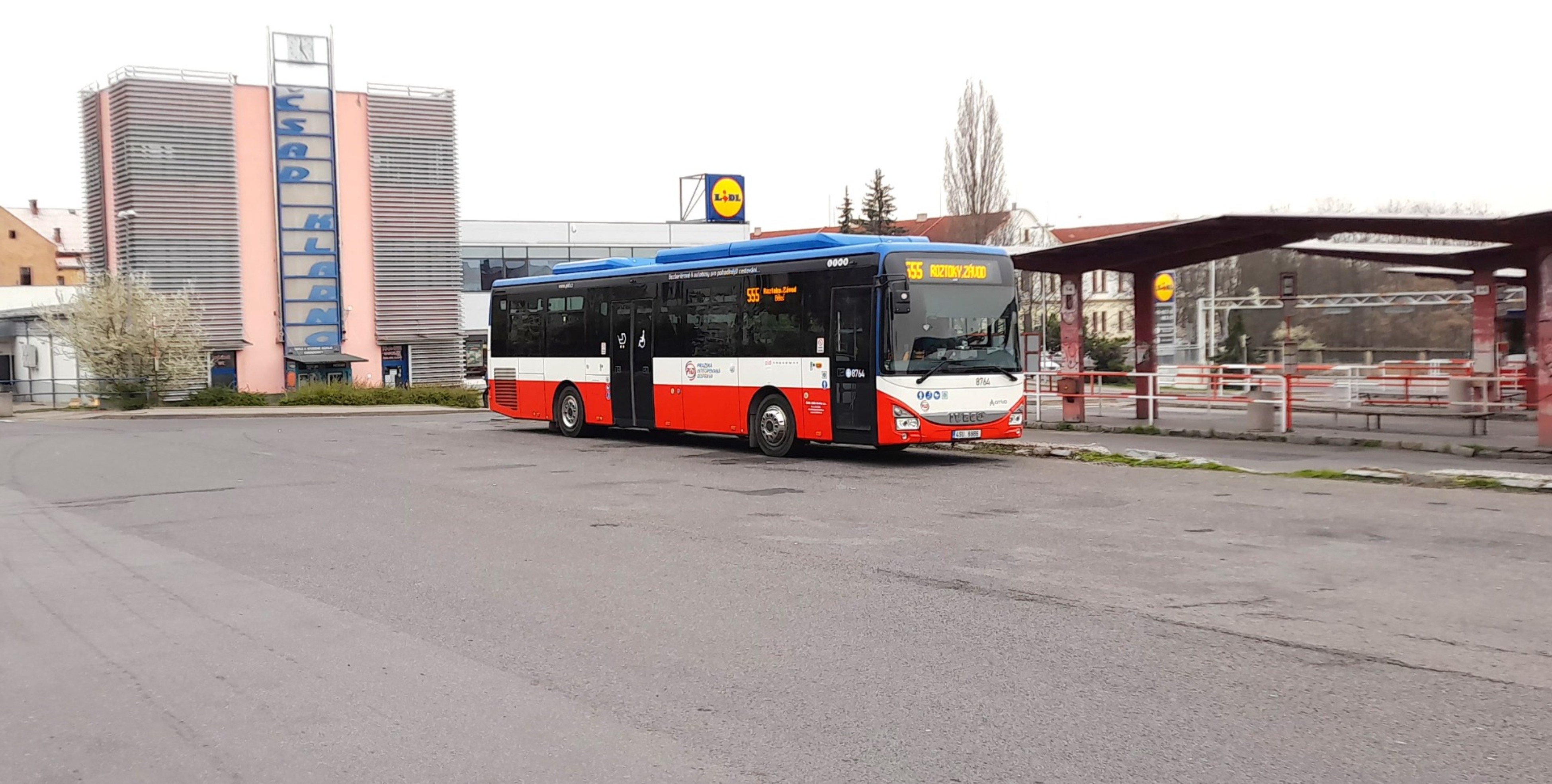 Hromadná doprava najíždí na prázdninový provoz